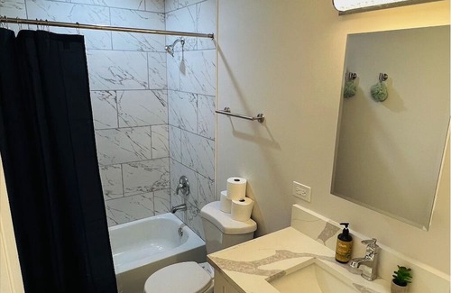 Des Plaines House | 9mins from Ohare,2 free parking 4 bedroom,1.5 B Pet friendly Closer I-294, I-53.
