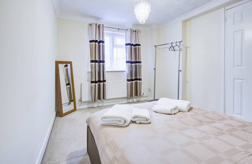 South Benfleet House | Pass the Keys | Spacious 4-Bedroom Home in Benfleet