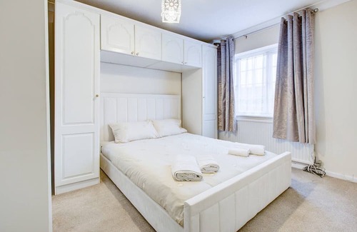 South Benfleet House | Pass the Keys | Spacious 4-Bedroom Home in Benfleet