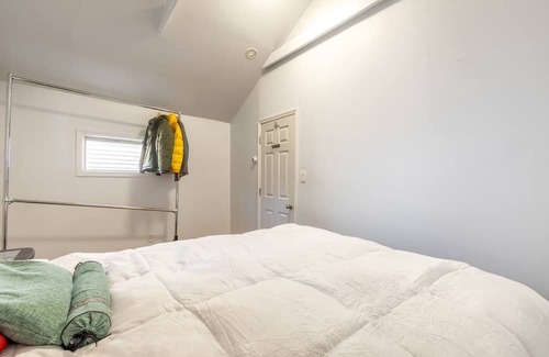 East Bronx Apartment | 🅱🅾🅾🅺 🅽🅾🆆 1BR Private Beach + Patio