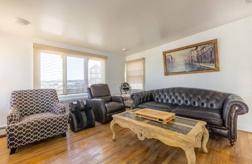 East Bronx Apartment | 🅱🅾🅾🅺 🅽🅾🆆 1BR Private Beach + Patio
