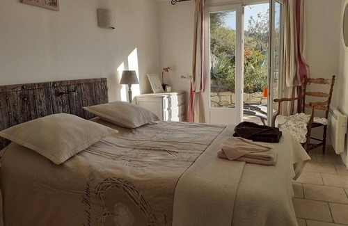 Saint-Pierre-de-Vassols House | Holiday Home 'La Maison De Malie' with Mountain View, Wi-Fi and Air Conditioning