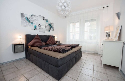 Zell Apartment | Apartment 'Stephansberg' with Private Terrace and Wi-Fi