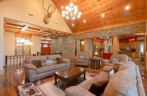 Drasco House | Exquisite Lakefront Home | 5 Bed + 4.5 Bath | Sleeps 14