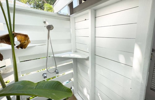 White Street Gallery District House | Amanda`s Garden Getaway 3 BR / 2 BA with shared large pool