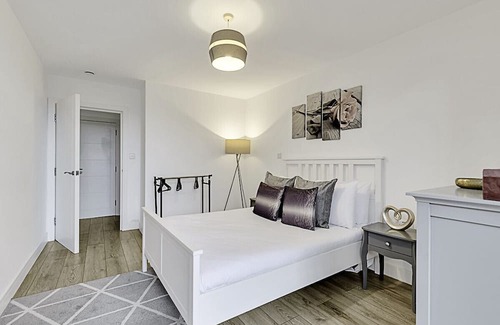 Watford Apartment | Newly Furnished and Bright Home