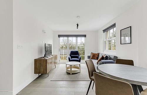 Turnham Green Apartment | Chiswick Gem: 2 Bedroom Flat