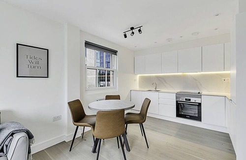 Turnham Green Apartment | Chiswick Gem: 2 Bedroom Flat