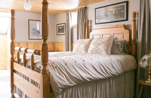 LaPorte Cabin | Unique Northwoods retreat located on 10 acres close to Leech Lake.