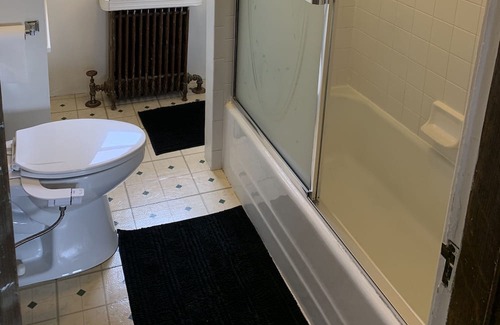 Ross Township Apartment | 12 minutes to downtown Pittsburgh! Cozy 2-bedroom in a quiet neighborhood
