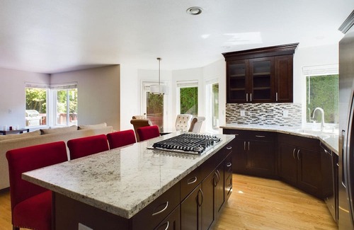 Kent House | Huge Kent 5BR w/ Free Parking & In-Unit Laundry, by Blueground