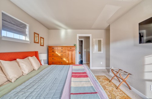 Mountain View House | High End Home In Quiet Neighborhood. King Bed, Fenced Yard, Harry Potter Room!