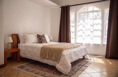Langata House | Spacious house with comfortable rooms, a beautiful garden and a large pool.