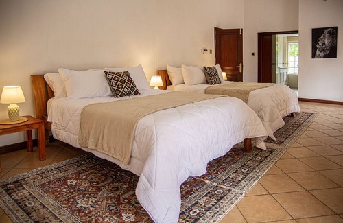 Langata House | Spacious house with comfortable rooms, a beautiful garden and a large pool.