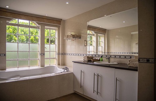 Langata House | Spacious house with comfortable rooms, a beautiful garden and a large pool.