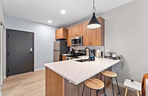 St. Anthony West Apartment | 2BR with Gym, Rooftop & Free Street Parking by UMN, Pet Friendly