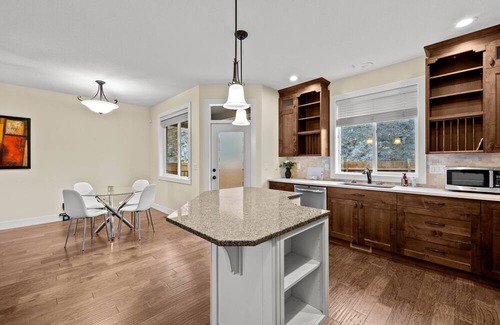 Kamloops House | King Bed, Spacious New House w/Private deck, Fast Wifi, FREE Parking