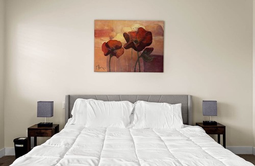 Kamloops House | King Bed, Spacious New House w/Private deck, Fast Wifi, FREE Parking