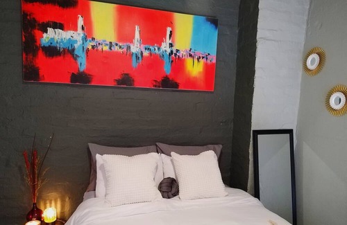 Downtown Johannesburg Apartment | Tranquil living: Cozy Apartment in Maboneng,steps away from Art, Cafes and Bars!