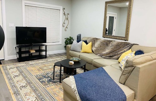Walkerville Apartment | Cozy & bright upper unit with 3 bedroom each equipped with a workstation.