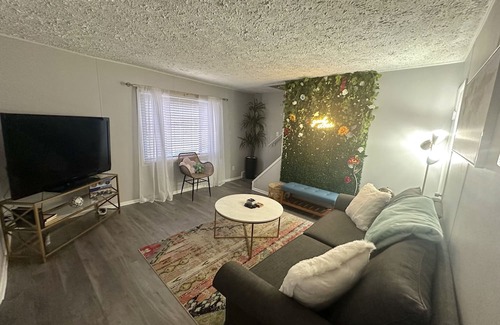 South Hills Apartment | Chic & Stylish Retreat w/ Private Hot Tub✨ 15 mins from Airport & Downtown!