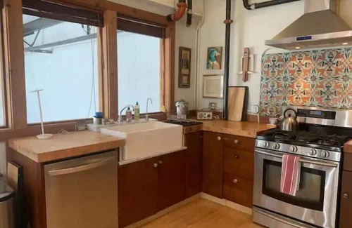 Mission District Apartment | Artist Residency, a loft apartment above a Sculpture Studio