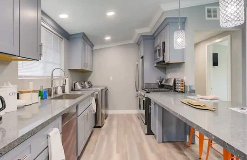 Sherwood Forest and Thistle Development House | Charming 4BD2BR Haven in Anaheim-V