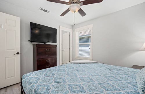 Rockport Cottage | The Peaceful Palms Cottage - Community Pool and Pet Friendly