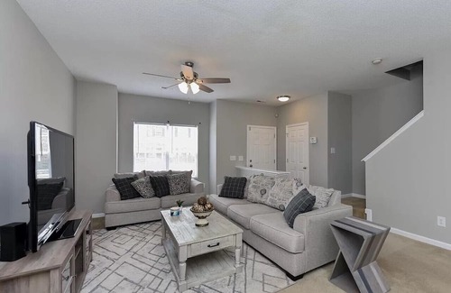 Apex House | Spacious 3BR Duplex in Apex