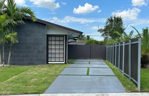 Tamiami Apartment | close to Kendall Hospital and FIU + private bathroom + entrance