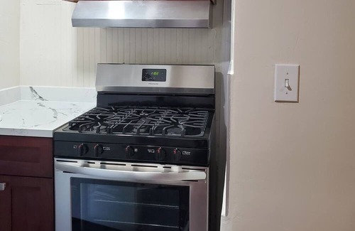 San Leandro House | Star Hillside Haven, 1 bdr, Living Rm, Wifi, King Bed
