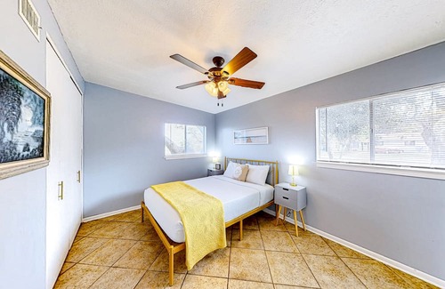 Aransas Pass House | Sunny home with screened-in patio, enclosed yard, W/D, & AC - snowbird-friendly