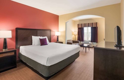 Saint Landry House | Relax and Recharge! Enjoy in the Outdoor Pool, Free Breakfast & Parking!