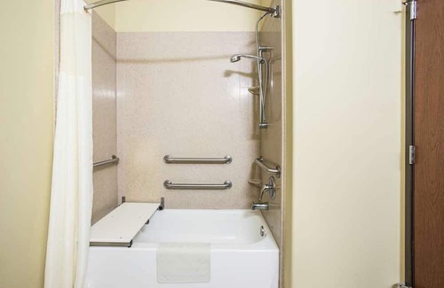 Saint Landry House | Excellent Choice! Comes with Free Breakfast & Parking, Outdoor Swimming Pool!