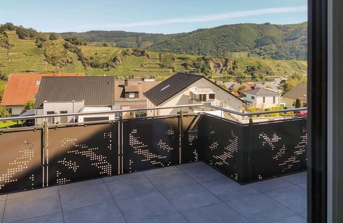 Mehring Apartment | This modern vacation apartment not far from the Moselle welcomes you with a wonderful view of the co