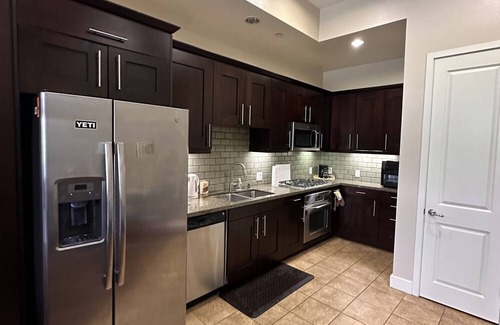 Airport Area Apartment | stunning 2BD, 3BA oasis located city of Irvine. high ceilings