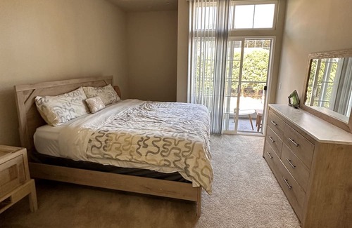 Airport Area Apartment | stunning 2BD, 3BA oasis located city of Irvine. high ceilings