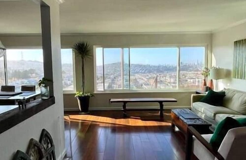 Portola House | 4br/3ba Amazing View/Luxury/Free Parking/85"TV