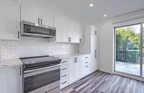 LaSalle Apartment | Luxury 2-Bed Apt for 6: Near Airport & Downtown, Backyard with free Parking
