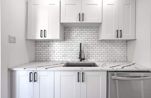 LaSalle Apartment | Luxury 2-Bed Apt for 6: Near Airport & Downtown, Backyard with free Parking
