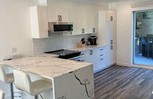 LaSalle Apartment | Luxury 2-Bed Apt for 6: Near Airport & Downtown, Backyard with free Parking