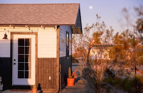 Yucca Valley Cabin | Geronimo Romantic Stargazing Cabin with a hot tub!