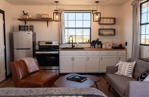 Yucca Valley Cabin | Geronimo Romantic Stargazing Cabin with a hot tub!