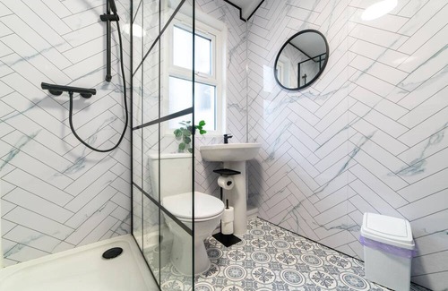 Liverpool House | FREE PARKING - Spacious 4-Bedroom Home Steps from Penny Lane