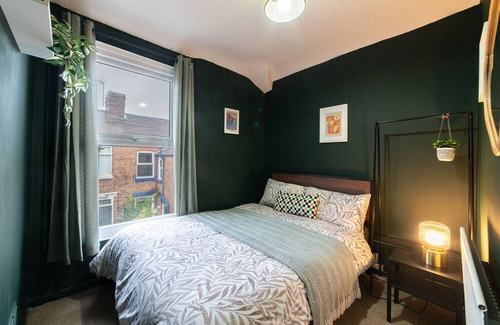 Liverpool House | FREE PARKING - Spacious 4-Bedroom Home Steps from Penny Lane