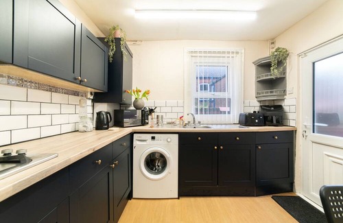 Liverpool House | FREE PARKING - Spacious 4-Bedroom Home Steps from Penny Lane