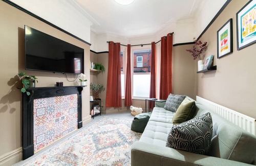 Liverpool House | FREE PARKING - Spacious 4-Bedroom Home Steps from Penny Lane