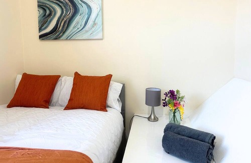Greenwich West Apartment | Chic 2-Bed Flat Private Garden SE13