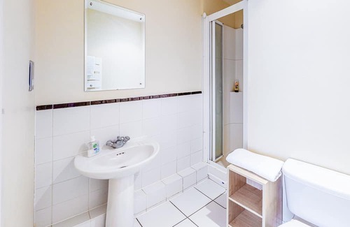 Reading City Centre Apartment | Canal Side Apartment sleeps 4 with Parking