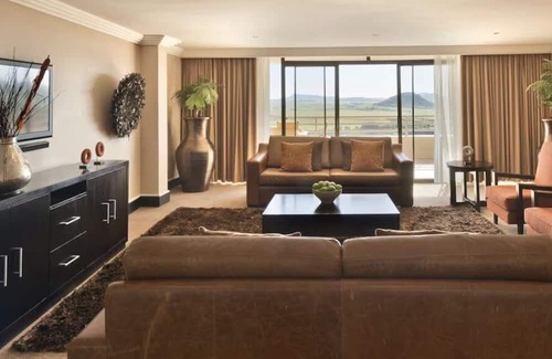 Maseru House | An Undeniable Jewel in Lesotho! Onsite Swimming Pool, Sauna & FREE Parking!